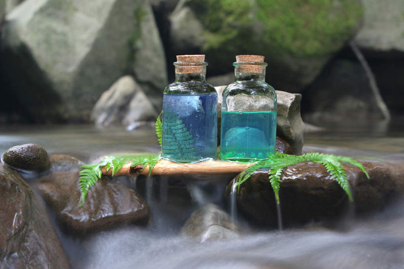 无人,横图,室外,白天,正面,神秘,河流,石头,水,叶子,两瓶,阴影,飞溅,溅,光线,石子,液体,影子,河水,水滴,水流,绿叶,漂流瓶,艺术品,娱乐,水珠,装饰品,两个,阳光,香薰,祈祷,享受,休闲,惊喜,嫩叶,鹅卵石,放松,许愿,疗养,期待,祈求,休养,喷洒,按摩石,香薰油,许愿瓶,偶然,调理,叶,叶片,石块,彩图