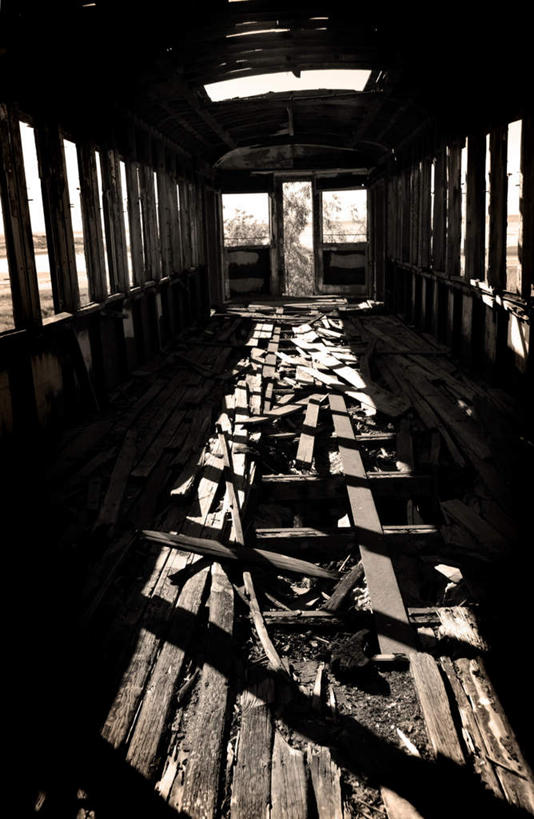 家,竖图,俯视,室内,白天,门,阴影,光线,木制,影子,房屋,屋子,破坏,楼房,破损,住宅,阳光,木制品,门框,打开,损坏,开启,丢弃,抛弃,遗弃,摈弃,扔掉,扔弃,甩掉,扬弃,半身,彩图,高角度拍摄,房子