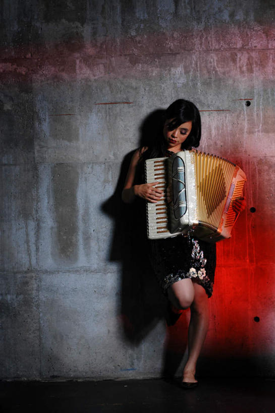 西方人,一个人,站,竖图,室外,白天,正面,键盘,欧洲,欧洲人,仅一个年轻女性,仅一个女性,仅一个人,一排,许多,抬,握,阴影,服装,整齐,光线,影子,墙,手风琴,地面,很多,拿,拿着,扭头,注视,休闲装,管风琴,墙壁,墙面,排列,一个,衣服,阳光,按钮,低头,观察,看,站着,转头,休闲,休闲服,握着,服饰,单个,观看,察看,键盘乐器,队列,关注,年轻女性,女人,女性,白种人,站立,彩图,全身