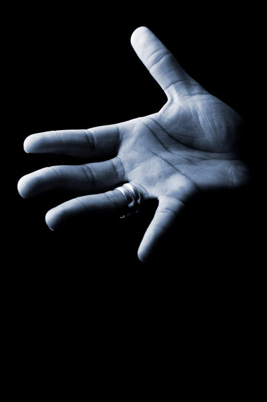 西方人,手,一个人,竖图,室内,特写,白天,正面,爱情,房间,欧洲,欧洲人,仅一个男性,仅一个人,阴影,黑色背景,光线,影子,灯光,浪漫,装饰品,仅一个年轻男性,一个,戒指,饰品,首饰,伸,手部,恩爱,摄影,影棚,单个,屈,信物,权利,手饰,男人,男性,年轻男性,白种人,半身,彩图,影棚拍摄,拍摄