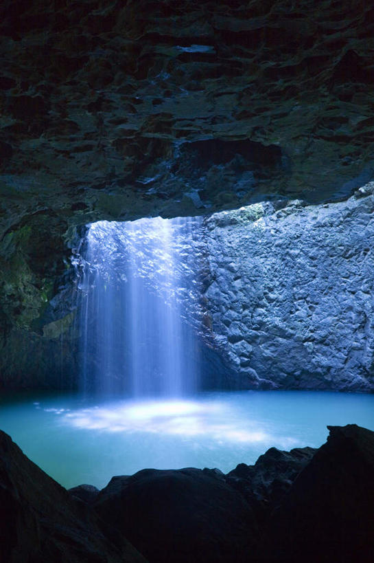 无人,竖图,室外,白天,正面,度假,湖,湖泊,石头,美景,瀑布,水,城市风光,城市,澳大利亚,阴影,飞溅,溅,光线,石子,液体,影子,湖面,景观,水滴,水流,水面,娱乐,水珠,阳光,湖水,享受,休闲,景色,放松,喷洒,大洋洲,澳洲,昆士兰州,南方大陆,澳大利亚联邦,昆士兰,跌水,石块,岩石,彩图