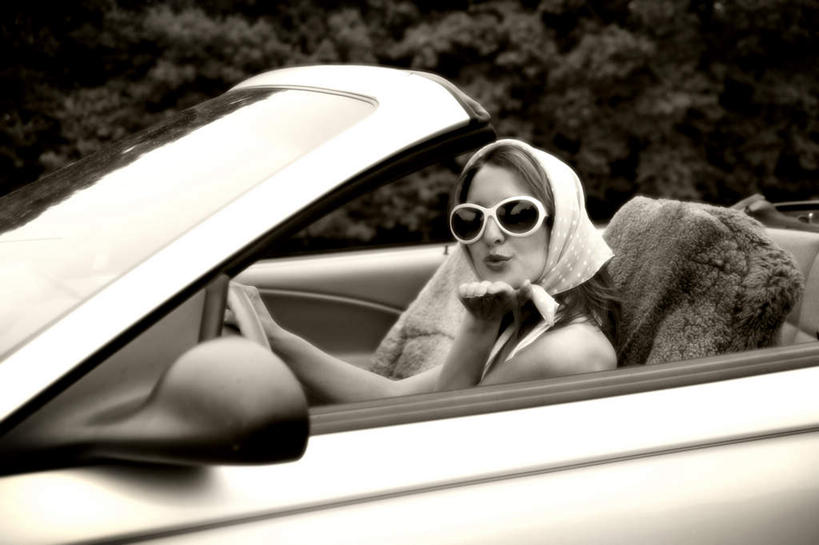 西方人,脸,头,鼻子,嘴,脸颊,手,一个人,坐,横图,室内,白天,侧面,树林,植物,汽车,欧洲,欧洲人,仅一个年轻女性,仅一个女性,仅一个人,墨镜,头巾,眼镜,注视,车,树,树木,绿色,太阳镜,太阳眼镜,交通工具,轿车,观察,开车,看,手部,遮阳镜,生长,成长,观看,察看,关注,载具,年轻女性,女人,女性,白种人,头部,鼻,鼻孔,口,口腔,脸部,脸蛋,面部,嘴巴,嘴唇,坐着,半身,彩图