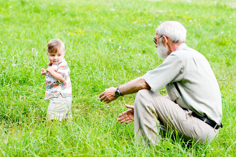 西方人,胡须,两个人,祖父,走,伸展双臂,横图,室外,特写,白天,侧面,婴儿服装,草地,草坪,植物,欧洲,欧洲人,服装,朦胧,模糊,时间,时钟,手表,计时,休闲装,草,衣服,绿色,钟表,休闲,休闲服,表,服饰,爷爷,祖孙,腕表,外公,外祖父,外孙,外孙子,白种人,胡子,络腮胡,孙子,钟,步行,敞开双臂,散步,伸开双臂,展开双肩,张开手臂,张开双臂,走路,彩图,全身,婴儿服