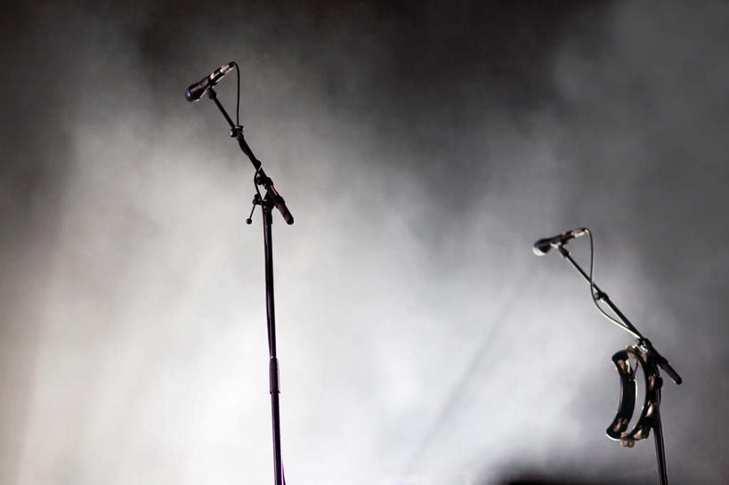 无人,舞台,横图,室内,夜晚,仰视,雾,一排,阴影,朦胧,模糊,整齐,光线,影子,灯光,排列,两个,话筒,迷雾,麦克风,队列,扩音器,传声器,微音器,大雾,表演台,彩图,低角度拍摄