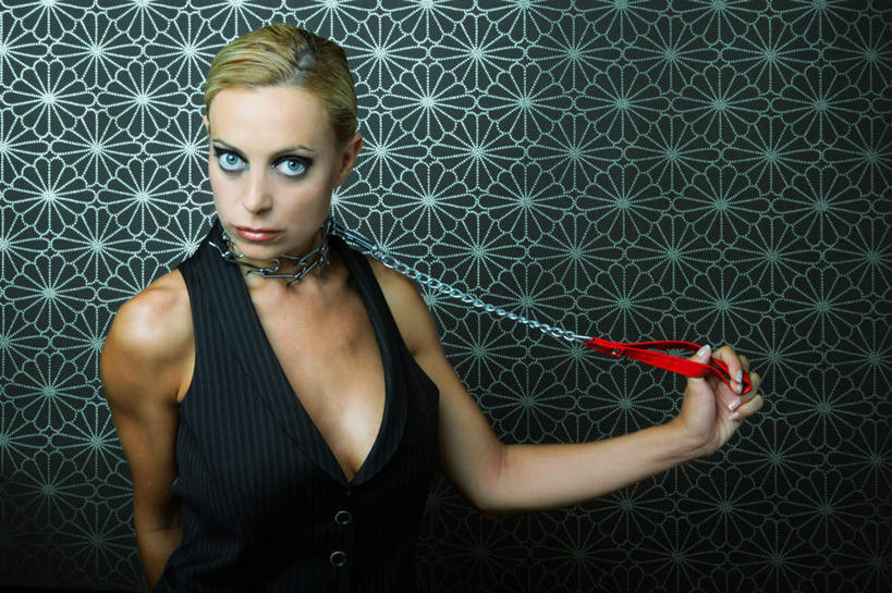 西方人,一个人,站,横图,室内,特写,白天,正面,裙子,壁纸,金属制品,欧洲,欧洲人,仅一个年轻女性,仅一个女性,仅一个人,握,连衣裙,金属,墙,拿,拿着,注视,墙壁,墙面,观察,看,站着,握着,铁链,观看,察看,关注,年轻女性,女人,女性,白种人,墙纸,站立,半身,彩图