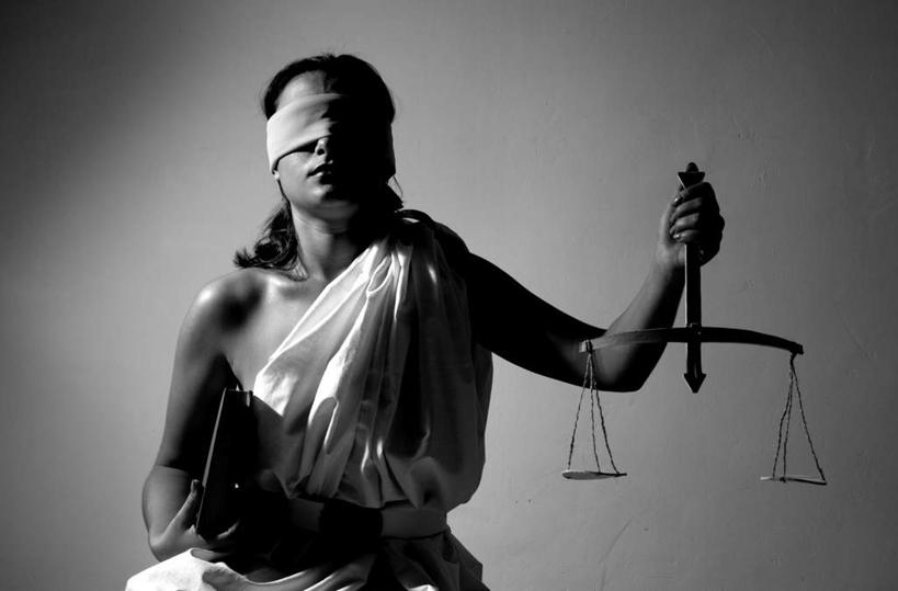 西方人,一个人,坐,横图,黑白,室内,特写,白天,正面,裙子,实验,仪器,天平,欧洲,欧洲人,仅一个年轻女性,仅一个女性,仅一个人,握,灰色背景,连衣裙,研究,分析,化学,测试,纱布,拿,拿着,眼罩,握着,遮,遮掩,摄影,影棚,衡量,掩盖,遮挡,计量,遮盖,试验耗材,实验用品,掩饰,年轻女性,女人,女性,白种人,秤,天平称,天平秤,坐着,半身,影棚拍摄,拍摄