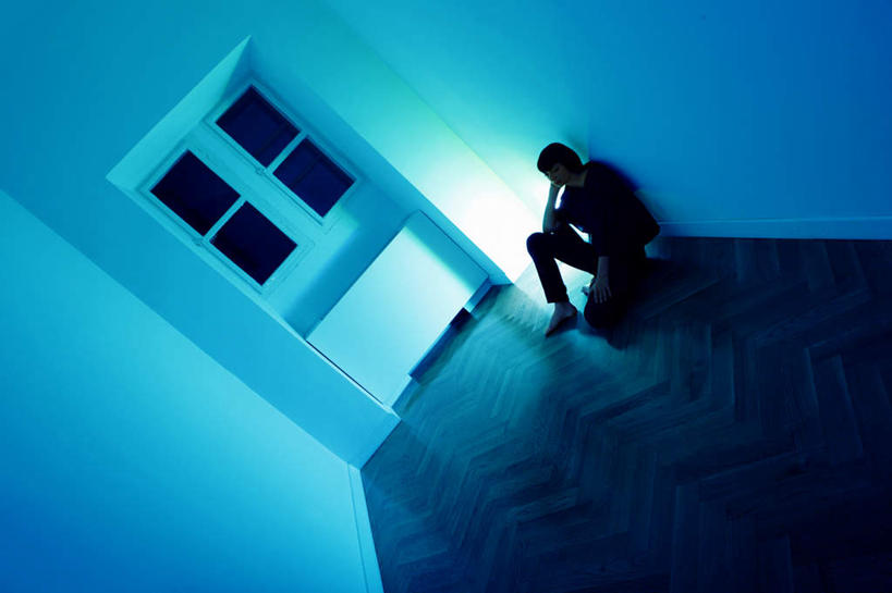 西方人,一个人,坐,横图,俯视,室内,白天,窗户,地板,落地窗,欧洲,欧洲人,仅一个年轻女性,仅一个女性,仅一个人,一排,阴影,整齐,光线,影子,灯光,地面,木地板,玻璃窗,排列,思考,队列,思虑,年轻女性,女人,女性,白种人,坐着,彩图,高角度拍摄,全身