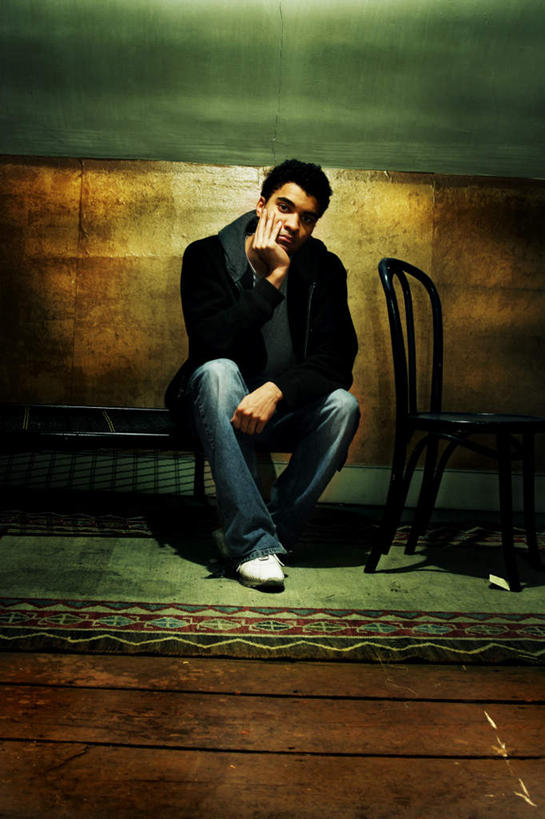 西方人,一个人,坐,竖图,室内,白天,正面,地板,椅子,欧洲,欧洲人,仅一个男性,仅一个人,一排,撑,服装,整齐,塑料,墙,地面,托腮,注视,休闲装,木地板,墙壁,墙面,排列,仅一个年轻男性,衣服,塑料制品,观察,看,托,休闲,休闲服,服饰,观看,察看,队列,关注,托下巴,男人,男性,年轻男性,白种人,坐着,彩图,全身