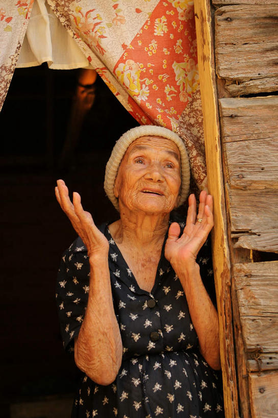 西方人,手,一个人,站,竖图,室外,白天,正面,门,帽子,欧洲,欧洲人,双手,仅一个女性,仅一个人,展开,张开,服装,圆点,注视,衣服,门框,看,靠,靠着,倚靠,站着,手部,服饰,仅一个老年女性,倚着,衣着,穿着,关注,一顶,衣饰,老年女性,女人,女性,白种人,抬头,仰头,站立,半身,彩图