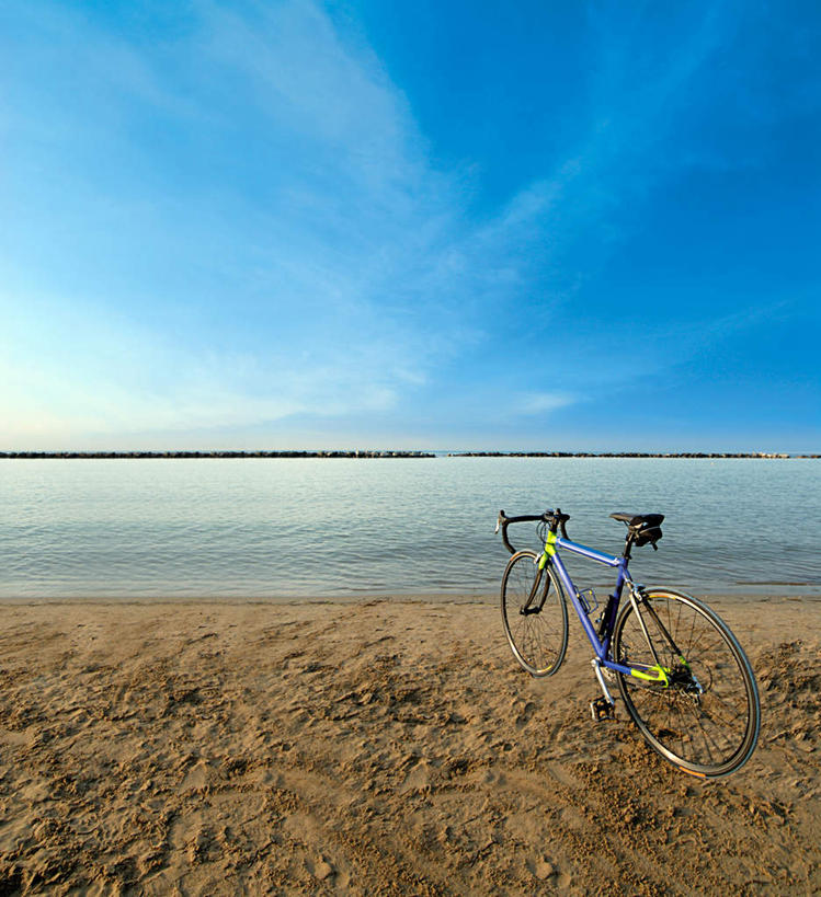 无人,竖图,室外,白天,正面,旅游,度假,美景,植物,自行车,一辆,枯萎,景观,水平线,云,云朵,辽阔,枯草,海平线,云彩,娱乐,车,脚踏车,草,黄色,蓝色,白云,蓝天,天空,自然,交通工具,天,享受,休闲,广阔,景色,放松,停放,晴朗,一望无际,自然风光,载具,无边无际,一马平川,晴空,彩图,水天相接,水天一线