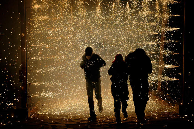 西方人,三个人,伙伴,朋友,横图,室外,夜晚,正面,友谊,烟火,欧洲,欧洲人,奔驰,飞溅,溅,隧道,火花,黄色,焰火,奔跑,地道,礼花,花炮,礼花炮,友情,男人,男性,年轻男性,白种人,彩图,全身