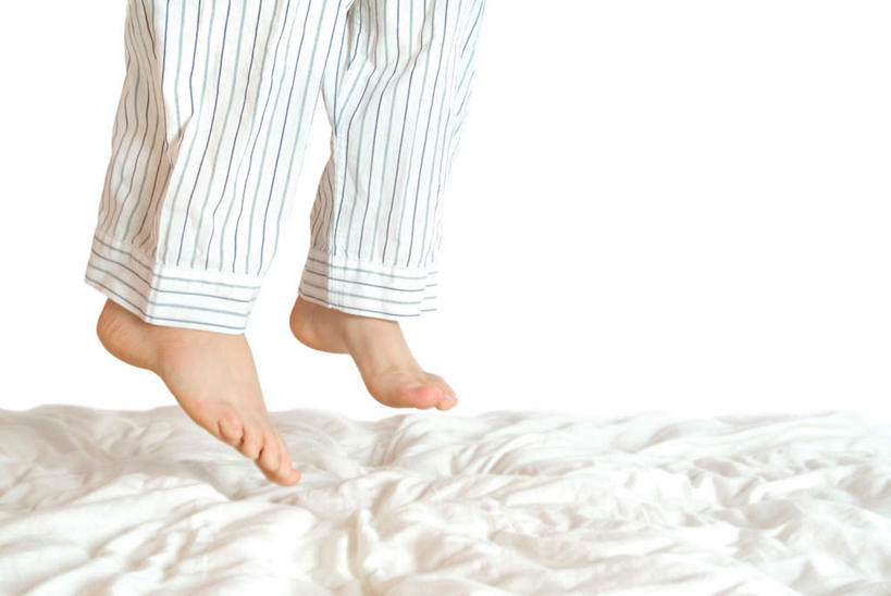 西方人,儿童,腿部,脚,脚趾,脚趾甲,腿,一个人,跳,横图,室内,白天,白色背景,侧面,纯洁,床,欧洲,欧洲人,仅一个男性,仅一个人,阴影,睡衣,反射,影子,床单,半空,光脚,双脚,被子,小孩,仅一个小孩,赤脚,可爱,童年,童趣,摄影,单人床,影棚,被单,童真,烂漫,无邪,寝衣,天真,男孩,男人,男性,白种人,孩子,脚指甲,跳跃,半身,彩图,影棚拍摄,拍摄,男生