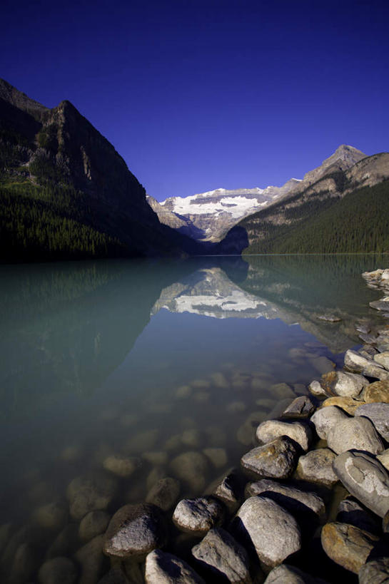 无人,竖图,室外,白天,正面,旅游,度假,湖,湖泊,石头,美景,森林,山,山脉,树林,水,植物,加拿大,石子,湖面,景观,山峰,水流,水面,山峦,娱乐,树,树木,蓝色,绿色,蓝天,天空,自然,湖水,群山,天,享受,休闲,景色,放松,生长,晴朗,成长,北美,北美洲,国家公园,自然风光,美洲,阿尔伯塔省,班夫国家公园,万里无云,阿尔伯塔,北亚美利加洲,亚美利加洲,艾伯塔,艾伯塔省,石块,晴空,晴空万里,彩图