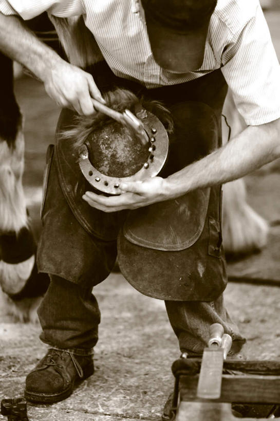 西方人,一个人,站,竖图,室外,白天,正面,欧洲,欧洲人,仅一个男性,仅一个人,仅一个中年男性,弯腰,阴影,光线,钉子,围裙,影子,马厩,阳光,站着,五金,紧固,马蹄铁,牢固,弯身,男人,男性,中年男性,白种人,站立,半身,彩图,稳固