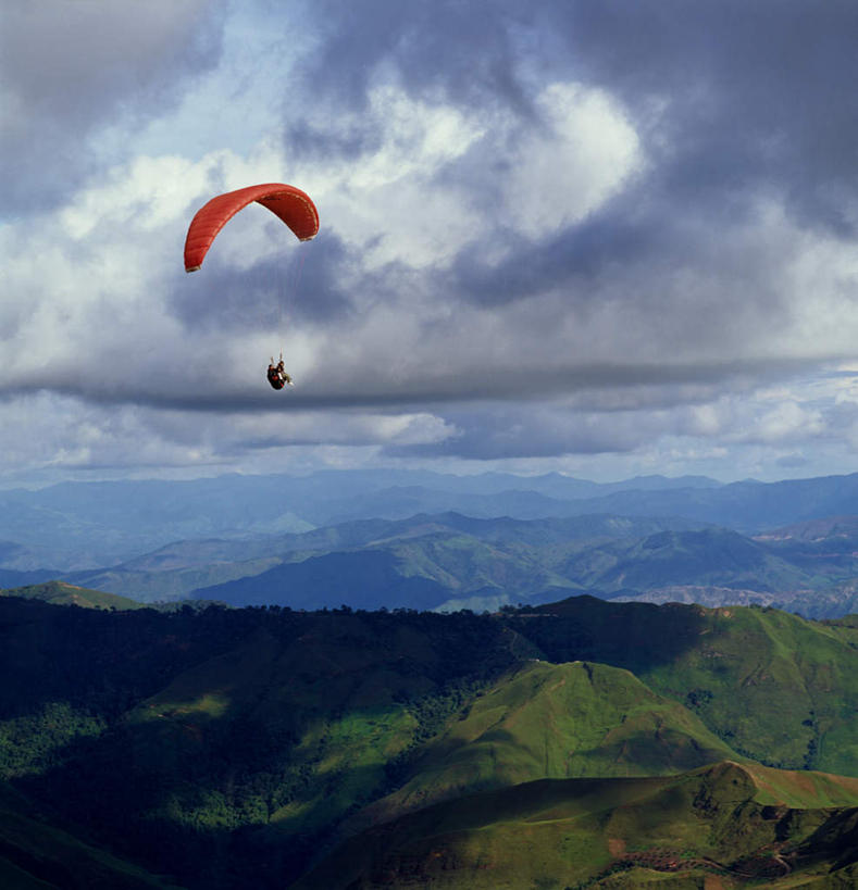 西方人,一个人,跳伞运动员,方图,室外,白天,正面,跳伞,森林,山,山脉,树林,植物,欧洲,欧洲人,仅一个男性,仅一个人,山峰,云,云朵,山峦,云彩,树,树木,仅一个年轻男性,蓝色,绿色,白云,蓝天,天空,自然,群山,天,生长,晴朗,成长,男人,男性,年轻男性,白种人,晴空,伞兵,跳伞人,跳伞员,跳伞者,彩图,全身