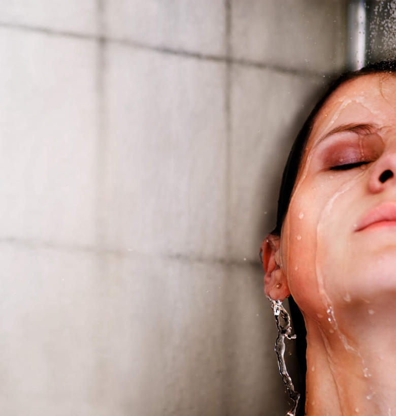 西方人,脸,头,脸颊,一个人,闭眼,竖图,室内,特写,白天,正面,洗澡,水,卫生间,浴室,欧洲,欧洲人,仅一个年轻女性,仅一个女性,仅一个人,飞溅,生气,溅,液体,墙,水滴,干净,墙壁,墙面,水珠,清洁,享受,健康,放松,保健,卫生,气愤,喷洒,负气,怄气,泡汤,年轻女性,女人,女性,白种人,头部,脸部,脸蛋,面部,淋浴房,闭眼睛,闭着眼,闭着眼睛,抬头,仰头,半身,彩图,沐浴,冲凉房,沐浴间,沐浴室