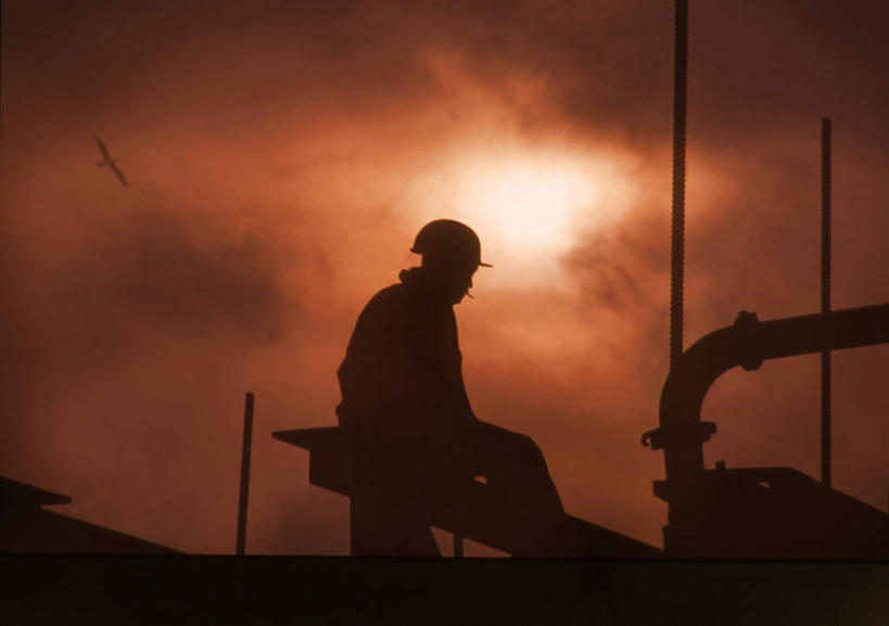 西方人,一个人,横图,室外,白天,仰视,日落,海鸟,海鸥,鸟,香烟,欧洲,欧洲人,仅一个男性,仅一个人,仅一个中年男性,伸展,握,张开,展翅,阴影,飞行,光线,翅膀,鸟类,影子,晚霞,霞光,落日,背光,拿,拿着,注视,一只,天空,阳光,黄昏,建筑工地,天,观察,看,烟,彩霞,握着,观看,察看,叼,关注,叼着,逆光,张开翅膀,地盘,建筑地盘,施工地盘,夕照,展开翅膀,男人,男性,中年男性,白种人,卷烟,烟草,纸烟,夕阳,半身,彩图,低角度拍摄,工地,斜阳