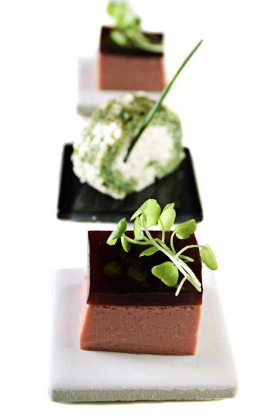 点心,无人,竖图,俯视,室内,白天,白色背景,烹饪,下午茶,西餐,餐具,叶子,一排,阴影,整齐,装饰,反射,碟子,盘,影子,料理,食品,绿叶,嫩苗,菜肴,美食,食物,糕点,排列,三个,盘子,碟,嫩叶,西式,摄影,佳肴,影棚,华丽,修饰,点缀,队列,衬托,美观,雅致,雅观,叶,叶片,彩图,高角度拍摄,影棚拍摄,拍摄,蛋糕