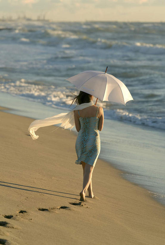 西方人,一个人,走,举,竖图,俯视,室外,白天,裙子,海浪,海洋,沙滩,水,欧洲,欧洲人,仅一个年轻女性,仅一个女性,仅一个人,撑开,握,脚印,阴影,波纹,飞溅,连衣裙,服装,装饰,溅,光线,伞,沙子,液体,影子,雨伞,遮阳伞,海岸,浪花,水滴,沙地,拿,拿着,休闲装,阳伞,水珠,衣服,水纹,阳光,海水,围巾,波浪,打开,托,休闲,温暖,休闲服,握着,服饰,围脖,保暖,吊带裙,华丽,点缀,足迹,开启,御寒,喷洒,海景,衬托,美观,雅致,雅观,行踪,脚迹,年轻女性,女人,女性,白种人,大海,风浪,海,海水的波动,海滩,近岸浪,涌浪,步行,举起,举手,举着,散步,向上举,向上伸,向上托,走路,彩图,高角度拍摄,全身