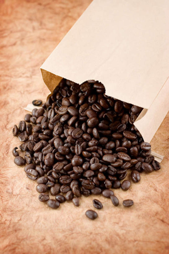 咖啡,无人,竖图,俯视,室内,白天,植物,豆,袋子,一堆,许多,阴影,堆叠,堆积,反射,包装袋,影子,纸袋,豆类,豆子,容器,咖啡豆,储藏,堆,储存,礼品袋,豆科,咖啡因,彩图,高角度拍摄,贮存