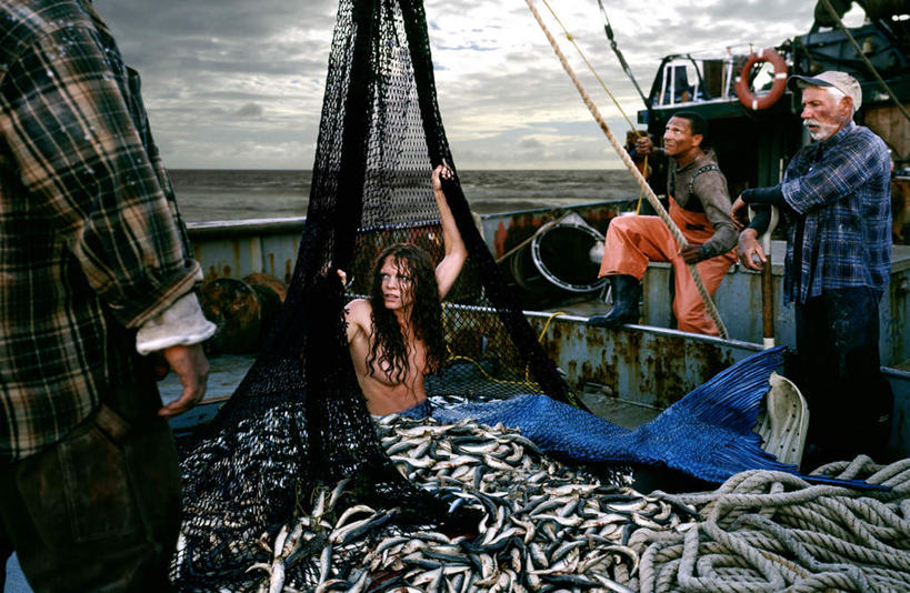 乳房,四个人,站,举,伸展双臂,双手交叉,横图,俯视,室外,白天,海浪,海洋,轮船,船,握,波纹,服装,浪花,水平线,云,云朵,辽阔,海平线,拿,云彩,拿着,注视,休闲装,捕鱼,裸露,衣服,蓝色,白云,蓝天,水纹,天空,海水,绳子,交通工具,波浪,天,观察,看,托,站着,休闲,广阔,休闲服,握着,服饰,渔网,晴朗,观看,一望无际,绳索,惊恐,渔具,察看,打鱼,双手抱胸,关注,抓捕,载具,裸,捕捞,鱼网,海景,惊慌,恐慌,拉网,捕捞工具,无边无际,一马平川,惊骇,老年男性,男人,男性,女人,女性,中年男性,中年女性,大海,风浪,海,海水的波动,近岸浪,涌浪,晴空,敞开双臂,举起,举手,举着,伸开双臂,向上举,向上伸,向上托,展开双肩,站立,张开手臂,张开双臂,半身,彩图,高角度拍摄,水天相接,水天一线,美人鱼