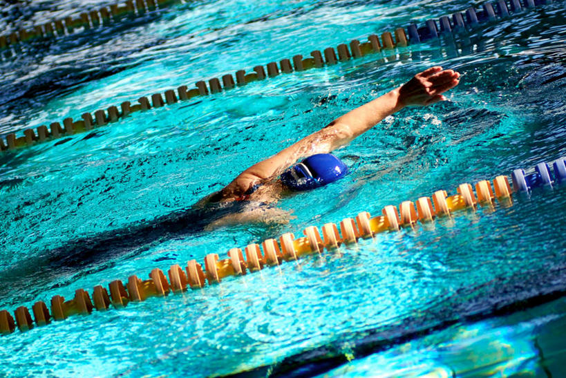 游泳,自由泳,西方人,一个人,运动员,体育馆,游泳池,横图,俯视,室内,白天,锻炼,快乐,比赛,运动,竞争,水,欧洲,欧洲人,仅一个男性,仅一个人,水池,水面,训练,娱乐,泳池,仅一个年轻男性,休闲,游泳馆,练习,体育运动,体育,男人,男性,年轻男性,白种人,体育运动员,运动选手,半身,彩图,高角度拍摄,健身