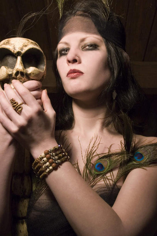 西方人,脸,头,眼睛,鼻子,嘴,脸颊,眉毛,睫毛,一个人,竖图,室内,白天,正面,化妆,欧洲,欧洲人,瞳孔,仅一个年轻女性,仅一个女性,仅一个人,撑,握,节日,庆祝,装饰,拿,拿着,托腮,注视,文化,一个,观察,看,托,庆典,万圣节,握着,眼部,手镯,单个,观看,纪念,华丽,修饰,点缀,察看,骷髅头,关注,托下巴,衬托,美观,雅致,雅观,年轻女性,女人,女性,白种人,头部,鼻,睫,脸部,脸蛋,眉,面部,眼,眼睫毛,眼眉,嘴巴,嘴唇,半身,彩图,眼眉毛