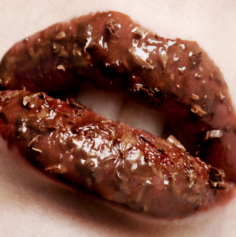 西方人,嘴,牙齿,一个人,方图,室内,特写,白天,正面,欧洲,欧洲人,仅一个年轻女性,仅一个女性,仅一个人,食品,糖,糖果,甜点,甜品,食物,甜食,巧克力,粘,朱古力,黑巧克力,尤物,年轻女性,女人,女性,白种人,齿,牙,嘴巴,嘴唇,半身,彩图,佳丽,丽人,美人