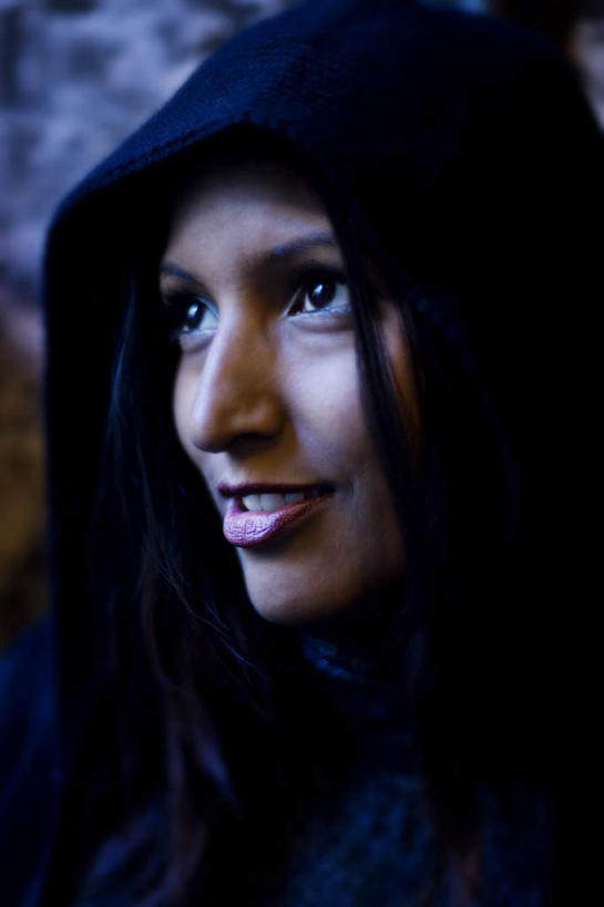 西方人,脸,头,眼睛,鼻子,嘴,脸颊,眉毛,睫毛,一个人,笑,微笑,露齿笑,竖图,室内,白天,侧面,欧洲,欧洲人,瞳孔,仅一个年轻女性,仅一个女性,仅一个人,注视,观察,看,眼部,观看,察看,关注,巫婆,女巫,年轻女性,女人,女性,白种人,头部,鼻,睫,脸部,脸蛋,眉,面部,眼,眼睫毛,眼眉,嘴巴,嘴唇,半身,彩图,眼眉毛