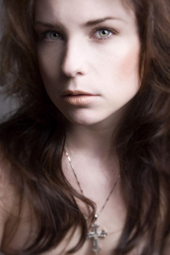 西方人,脸,头,眼睛,鼻子,嘴,脸颊,眉毛,睫毛,一个人,竖图,室内,特写,白天,正面,欧洲,欧洲人,瞳孔,仅一个年轻女性,仅一个女性,仅一个人,注视,观察,看,眼部,观看,优雅,察看,高贵,关注,尊贵,高尚,文雅,崇高,尤物,年轻女性,女人,女性,白种人,头部,鼻,睫,脸部,脸蛋,眉,面部,眼,眼睫毛,眼眉,嘴巴,嘴唇,半身,彩图,眼眉毛,佳丽,丽人,美人