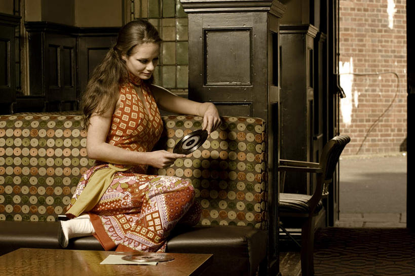 西方人,一个人,坐,横图,室内,白天,侧面,裙子,门,沙发,欧洲,欧洲人,仅一个年轻女性,仅一个女性,仅一个人,一条,握,连衣裙,唱片,拿,拿着,注视,一个,门框,观察,看,橙色,握着,单个,观看,优雅,察看,高贵,关注,布艺沙发,尊贵,高尚,文雅,崇高,尤物,年轻女性,女人,女性,白种人,坐着,半身,彩图,佳丽,丽人,美人