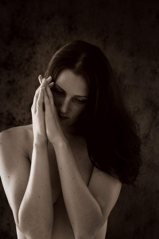 西方人,手,一个人,竖图,室内,白天,正面,欧洲,欧洲人,仅一个年轻女性,仅一个女性,仅一个人,黑色背景,祝福,裸露,虔诚,祈祷,双手合十,手部,摄影,影棚,感谢,裸,合十礼,合掌礼,合十,莲华合掌,感恩,年轻女性,女人,女性,白种人,半身,彩图,影棚拍摄,拍摄
