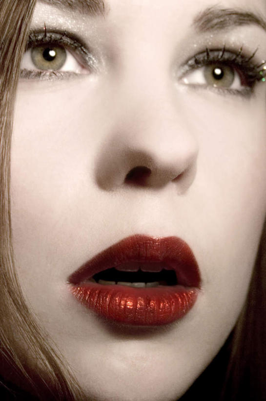 西方人,脸,头,眼睛,鼻子,嘴,脸颊,眉毛,睫毛,一个人,竖图,室内,特写,白天,正面,时尚,欧洲,欧洲人,瞳孔,仅一个年轻女性,仅一个女性,仅一个人,黑色背景,注视,漂亮,口红,观察,看,眼部,摄影,影棚,观看,察看,红唇,关注,时髦,妖艳,时兴,尤物,年轻女性,女人,女性,白种人,头部,鼻,鼻孔,睫,脸部,脸蛋,眉,面部,眼,眼睫毛,眼眉,嘴巴,嘴唇,半身,彩图,影棚拍摄,拍摄,眼眉毛,佳丽,丽人,美人