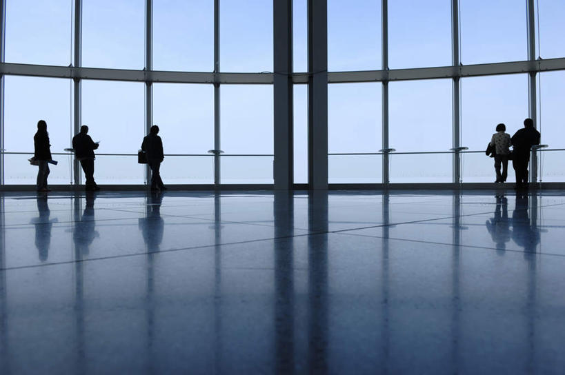 西方人,栏杆,站,横图,室内,白天,窗户,落地窗,欧洲,欧洲人,五个人,一排,整齐,围栏,许多人,注视,护栏,玻璃窗,排列,背面,倒影,观察,看,站着,一群人,观看,察看,倒映,队列,关注,反照,白种人,站立,彩图,全身