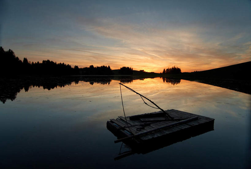 无人,横图,室外,白天,正面,旅游,度假,湖,湖泊,美景,日落,树林,水,植物,钓鱼竿,湖面,景观,水流,水面,晚霞,霞光,云,云朵,落日,云彩,娱乐,树,树木,蓝色,绿色,白云,倒影,蓝天,天空,自然,黄昏,湖水,天,享受,休闲,景色,彩霞,放松,生长,晴朗,成长,渔具,倒映,自然风光,木排,木筏,夕照,反照,钓竿,鱼竿,晴空,夕阳,彩图,钓鱼,斜阳