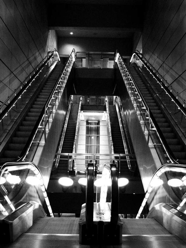 无人,竖图,室内,白天,仰视,电梯,一排,阴影,整齐,光线,影子,电动扶梯,墙,灯光,自动扶梯,运输工具,墙壁,墙面,排列,队列,彩图,低角度拍摄,扶手电梯,升降设备,运输带,自动行人电梯,电扶梯