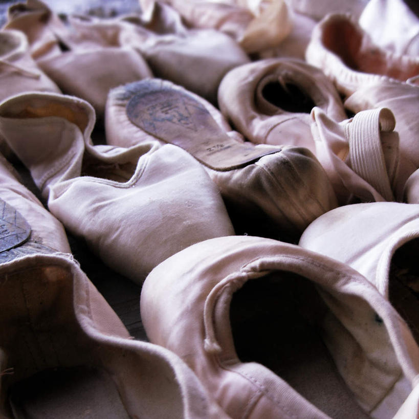 无人,方图,俯视,室内,特写,白天,鞋子,一排,许多,模糊,整齐,排列,粉色,舞鞋,队列,芭蕾舞鞋,芭蕾鞋,足尖鞋,含糊,恍惚,模胡,依稀,隐约,彩图,高角度拍摄