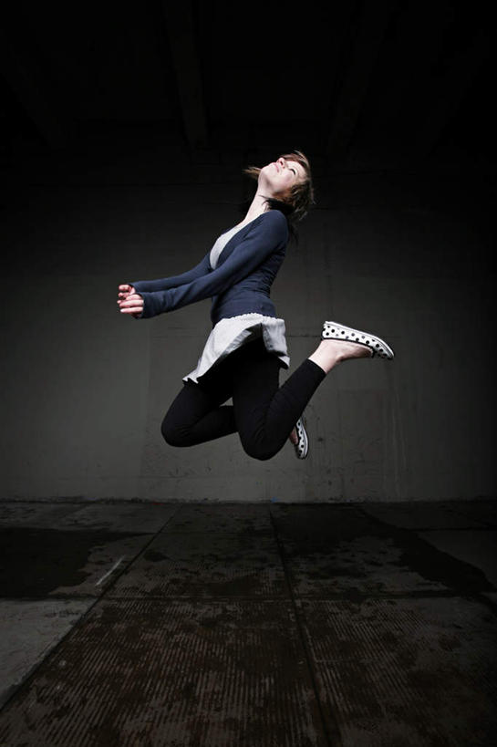 西方人,一个人,跳,竖图,室外,白天,侧面,鞋,鞋子,欧洲,欧洲人,仅一个年轻女性,仅一个女性,仅一个人,抬,阴影,服装,裤子,光线,影子,墙,皮革,地面,注视,休闲装,墙壁,墙面,衣服,阳光,看,伸,休闲,休闲服,服饰,屈,关注,年轻女性,女人,女性,白种人,抬头,跳跃,仰头,彩图,全身,皮鞋