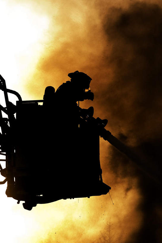 西方人,一个人,消防员,站,竖图,室外,白天,正面,工作服,制服,热情,火,帽子,欧洲,欧洲人,仅一个男性,仅一个人,阴影,光线,火焰,头盔,影子,烟雾,灯光,燃烧,仅一个年轻男性,一个,安全帽,站着,单个,工作制服,男人,男性,年轻男性,白种人,救火员,站立,彩图,全身,工作套服,云梯