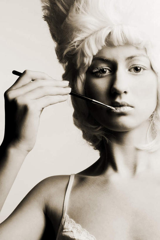 西方人,一个人,站,举,竖图,黑白,室内,白天,正面,房间,欧洲,欧洲人,仅一个年轻女性,仅一个女性,仅一个人,握,阴影,服装,光线,假发,影子,灯光,拿,拿着,注视,休闲装,一只,衣服,观察,看,托,站着,休闲,休闲服,握着,服饰,观看,察看,关注,唇笔,年轻女性,女人,女性,白种人,举起,举手,举着,向上举,向上伸,向上托,站立,半身