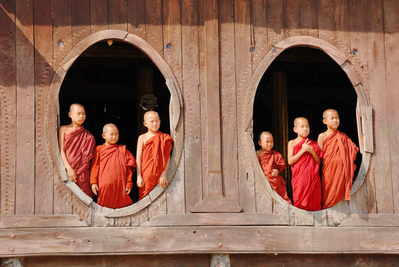 东方人,和尚,站,横图,室内,白天,正面,窗户,落地窗,亚洲,握,阴影,节日,光线,影子,墙,地面,许多人,黄种人,文化,玻璃窗,墙壁,墙面,阳光,祈祷,站着,一群人,健康,握着,许愿,宗教,信仰,纪念,祈求,僧袍,平安,亚洲人,比丘,高僧,僧,僧侣,僧人,沙弥,修行僧,站立,半身,彩图