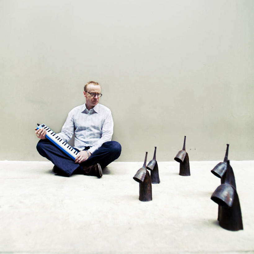 西方人,一个人,坐,盘腿,方图,室内,白天,正面,欧洲,欧洲人,仅一个男性,仅一个人,许多,握,服装,铃铛,墙,很多,拿,拿着,依偎,注视,休闲装,墙壁,墙面,仅一个年轻男性,衣服,观察,看,靠,靠着,倚靠,休闲,休闲服,握着,服饰,观看,察看,倚着,关注,琴,依附,依赖,投靠,男人,男性,年轻男性,白种人,盘腿而坐,盘膝,盘着腿的,盘着腿坐,双腿交叉,坐着,彩图,全身