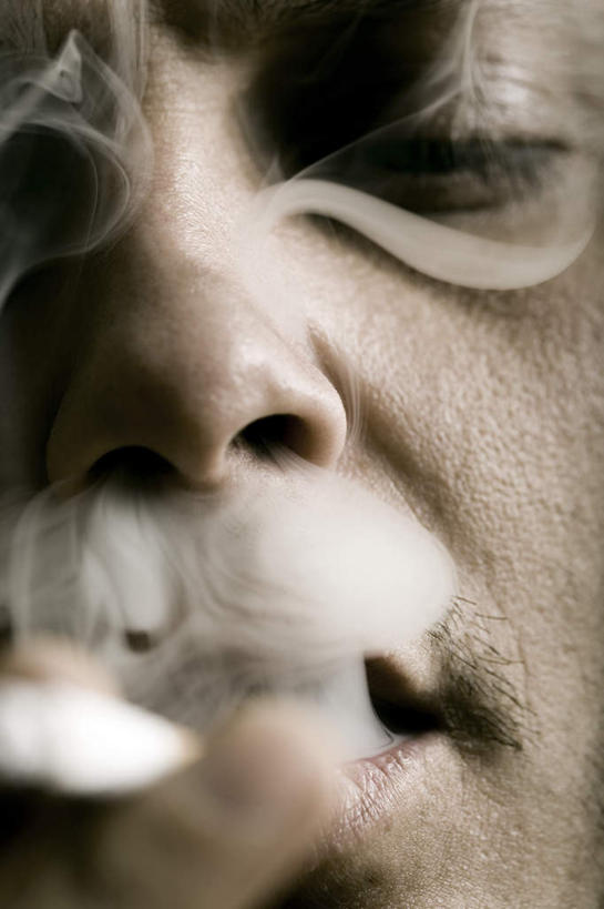 西方人,脸,头,鼻子,脸颊,一个人,吸烟,竖图,室内,特写,白天,正面,欧洲,欧洲人,仅一个男性,仅一个人,阴影,朦胧,模糊,光线,影子,烟雾,灯光,仅一个年轻男性,男人,男性,年轻男性,白种人,头部,鼻,鼻孔,脸部,脸蛋,面部,抽烟,半身,彩图