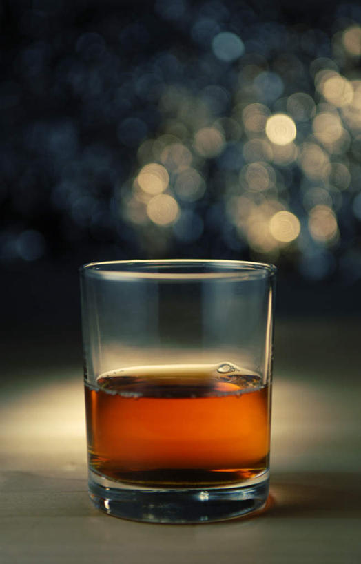 威士忌,无人,竖图,室内,特写,白天,正面,静物,杯子,阴影,朦胧,模糊,光线,影子,灯光,酒类,玻璃制品,酒,饮料,一个,红色,水杯,单个,烈酒,玻璃杯,彩图