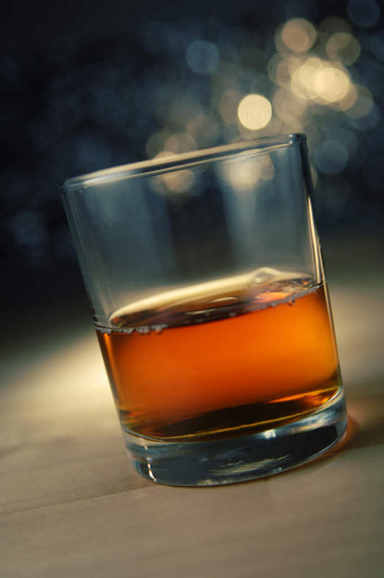 威士忌,无人,竖图,室内,特写,白天,正面,静物,杯子,阴影,朦胧,模糊,光线,影子,灯光,酒类,玻璃制品,酒,饮料,一个,红色,水杯,单个,烈酒,玻璃杯,彩图