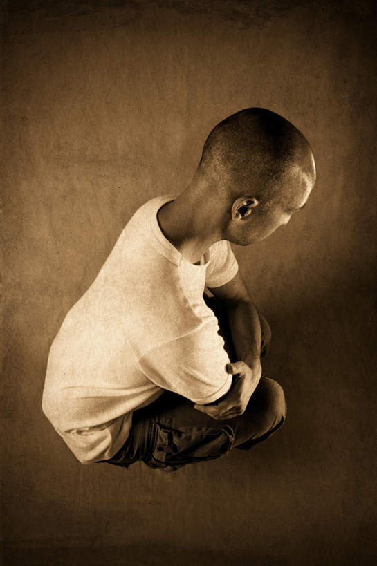 西方人,秃头,一个人,蹲,双手交叉,竖图,俯视,室内,白天,欧洲,欧洲人,仅一个男性,仅一个人,阴影,服装,裤子,反射,影子,地面,休闲装,仅一个年轻男性,衣服,休闲,思考,休闲服,服饰,双手抱胸,思虑,男人,男性,年轻男性,白种人,光头,无发,蹲着,半身,彩图,高角度拍摄