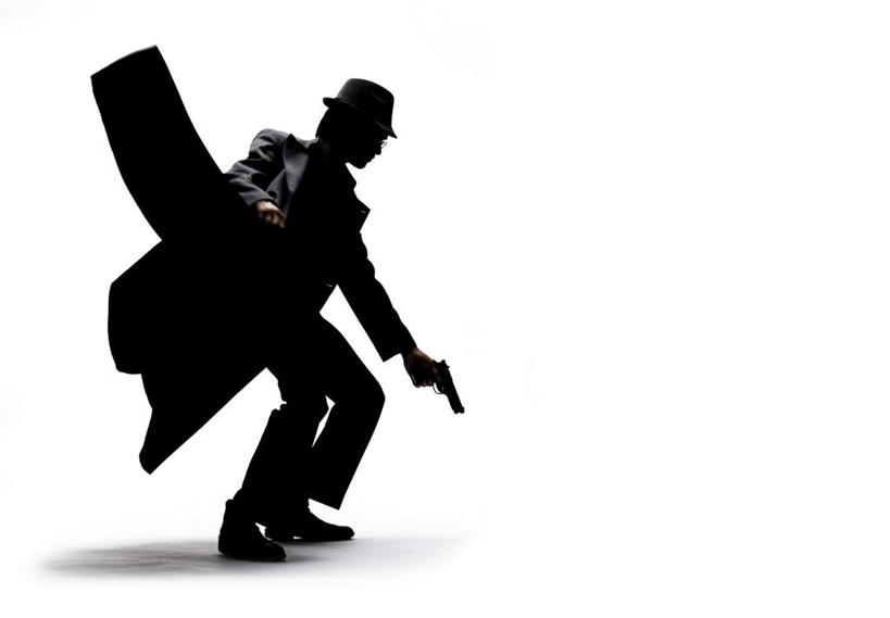 西方人,手,一个人,横图,黑白,室内,白天,侧面,西装,欧洲,欧洲人,仅一个男性,仅一个人,握,阴影,套装,正装,反射,枪,影子,拿,拿着,职业装,半蹲,仅一个年轻男性,手部,握着,男人,男性,年轻男性,白种人,全身