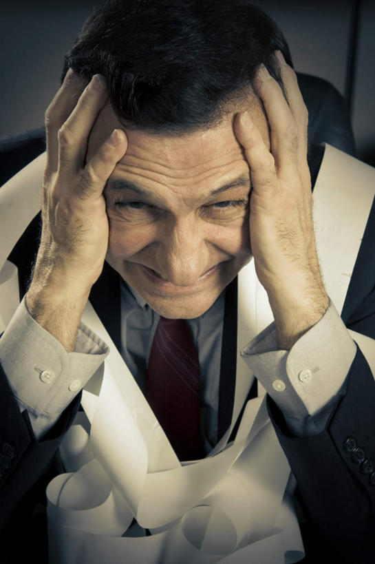 西方人,脸,头,眼睛,鼻子,嘴,耳朵,脸颊,眉毛,睫毛,手,一个人,举,竖图,俯视,室内,白天,衬衫,西装,欧洲,欧洲人,瞳孔,仅一个男性,仅一个人,阴影,套装,正装,反射,影子,领带,纸条,职业装,白色,托,仅一个老年男性,手部,压力,眼部,抱着,抓狂,卫生,纯真,洁净,光明,恬静,中间色,朴素,清白,老年男性,男人,男性,白种人,头部,鼻,鼻孔,耳,耳部,睫,口,口腔,脸部,脸蛋,眉,面部,眼,眼睫毛,眼眉,嘴巴,嘴唇,举起,举手,举着,向上举,向上伸,向上托,半身,彩图,高角度拍摄,衬衣,眼眉毛