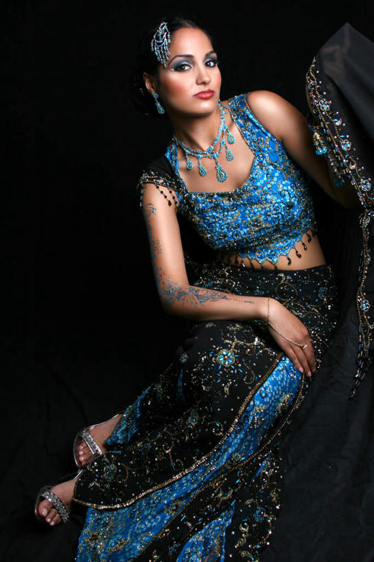 西方人,脸,头,眼睛,鼻子,嘴,耳朵,脸颊,眉毛,睫毛,一个人,坐,竖图,室内,特写,白天,正面,民族服装,爱情,时尚,项链,欧洲,欧洲人,瞳孔,仅一个年轻女性,仅一个女性,仅一个人,装饰,头饰,浪漫,注视,文化,纹身,装饰品,戒指,饰品,手链,首饰,水钻,观察,看,恩爱,个性,眼部,信仰,观看,华丽,修饰,信物,点缀,察看,权利,关注,刺青,追求,想象,文身,勇气,崇拜,张扬,衬托,美观,雅致,雅观,手饰,年轻女性,女人,女性,白种人,头部,鼻,鼻孔,耳,耳部,睫,口,口腔,脸部,脸蛋,眉,面部,眼,眼睫毛,眼眉,嘴巴,嘴唇,坐着,彩图,全身,传统服装,民俗服,眼眉毛