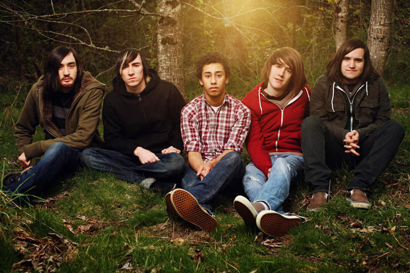 西方人,脸,头,眼睛,鼻子,嘴,耳朵,脸颊,眉毛,睫毛,坐,横图,室外,白天,正面,草地,草坪,日落,植物,欧洲,欧洲人,瞳孔,五个人,阴影,服装,裤子,光线,影子,晚霞,霞光,落日,树桩,枝条,许多人,注视,牛仔裤,休闲装,草,树,树干,树木,树枝,衣服,绿色,阳光,黄昏,观察,看,一群人,休闲,休闲服,木桩,彩霞,眼部,服饰,观看,察看,关注,夕照,虬枝,枝杈,男人,男性,年轻男性,白种人,头部,鼻,鼻孔,耳,耳部,睫,口,口腔,脸部,脸蛋,眉,面部,眼,眼睫毛,眼眉,嘴巴,嘴唇,夕阳,坐着,彩图,全身,斜阳,眼眉毛